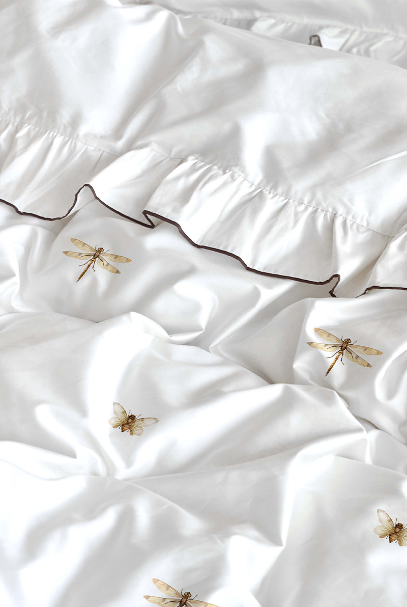 Conjunto de cama com estampa de libélulas e babados. - 4 peças