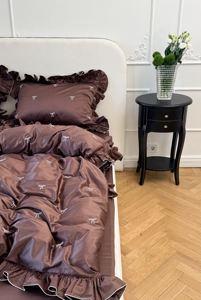 Conjunto de cama cor chocolate com babados e laços - 4 peças