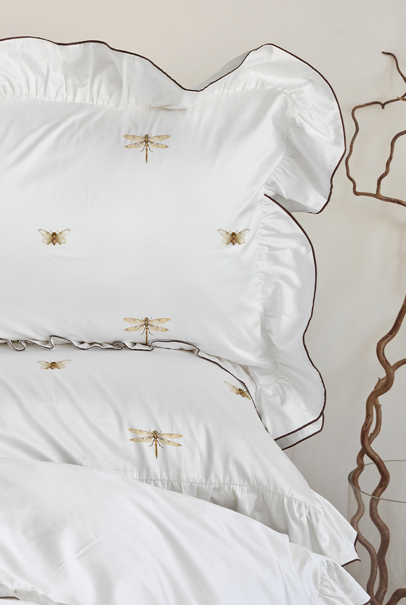 Conjunto de cama com estampa de libélulas e babados. - 4 peças