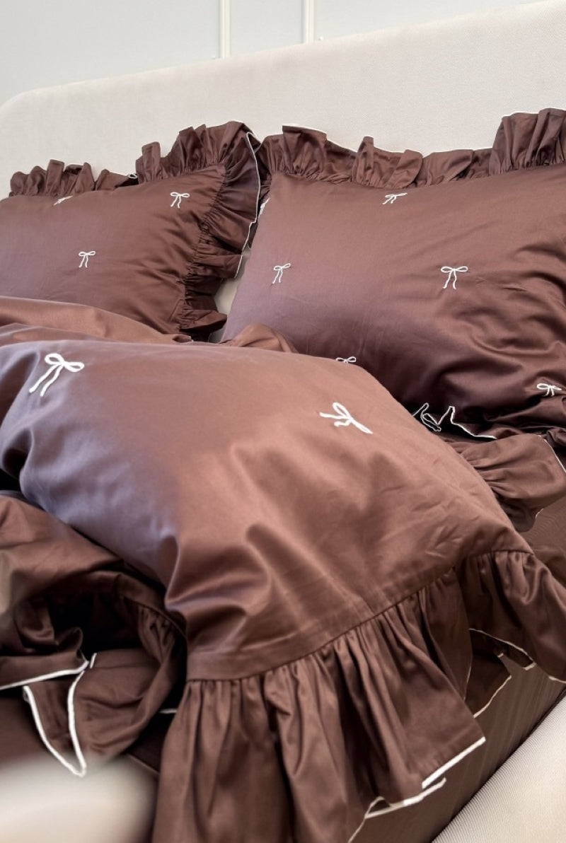 Conjunto de cama cor chocolate com babados e laços - 4 peças