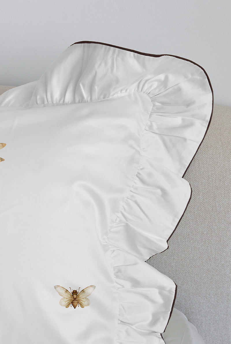 Conjunto de cama com estampa de libélulas e babados. - 4 peças