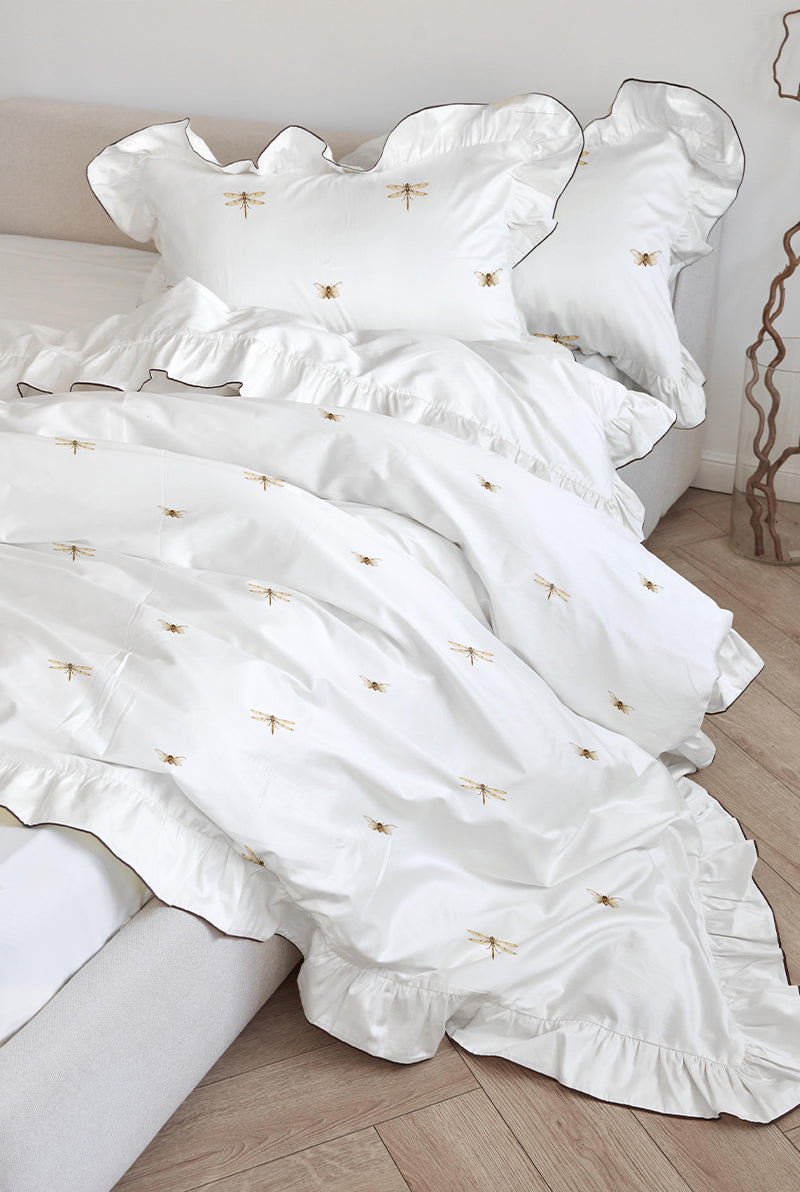 Conjunto de cama com estampa de libélulas e babados. - 4 peças