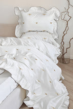 Conjunto de cama com estampa de libélulas e babados. - 4 peças