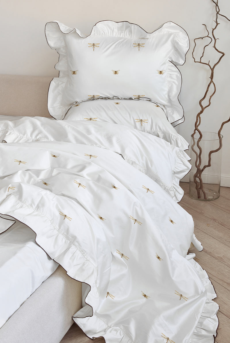 Conjunto de cama com estampa de libélulas e babados. - 4 peças