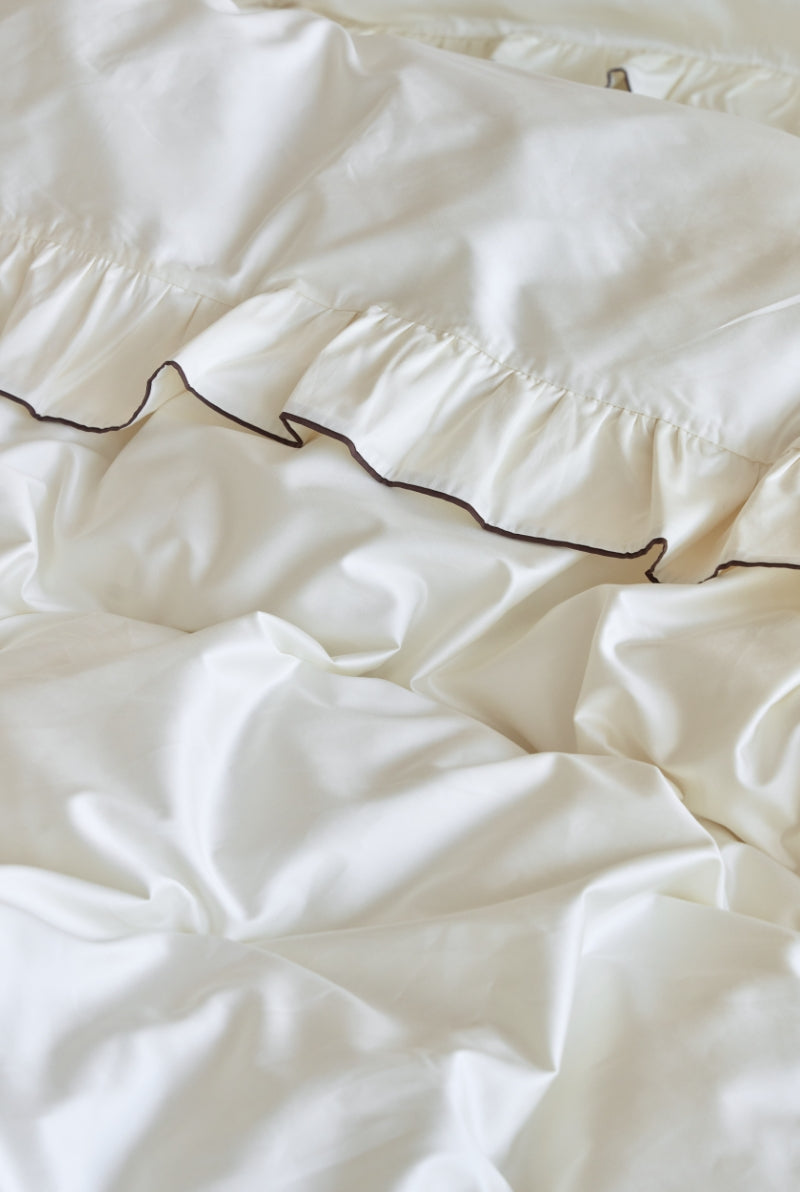 Conjunto de cama com babados em tons creme - 4 peças