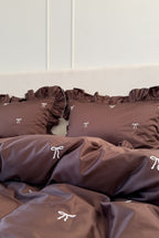 Conjunto de cama cor chocolate com babados e laços - 4 peças