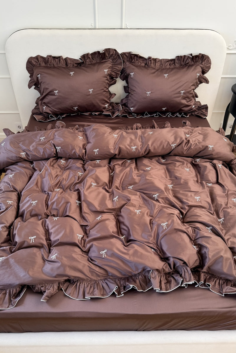 Conjunto de cama cor chocolate com babados e laços - 4 peças