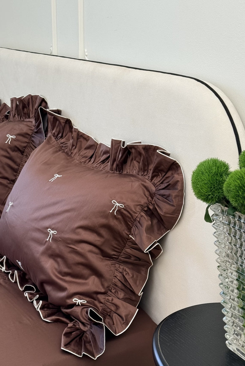 Conjunto de cama cor chocolate com babados e laços - 4 peças